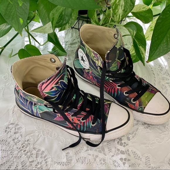 Converse Shoes - Converse- Chuck Taylor- women size 7- unisex